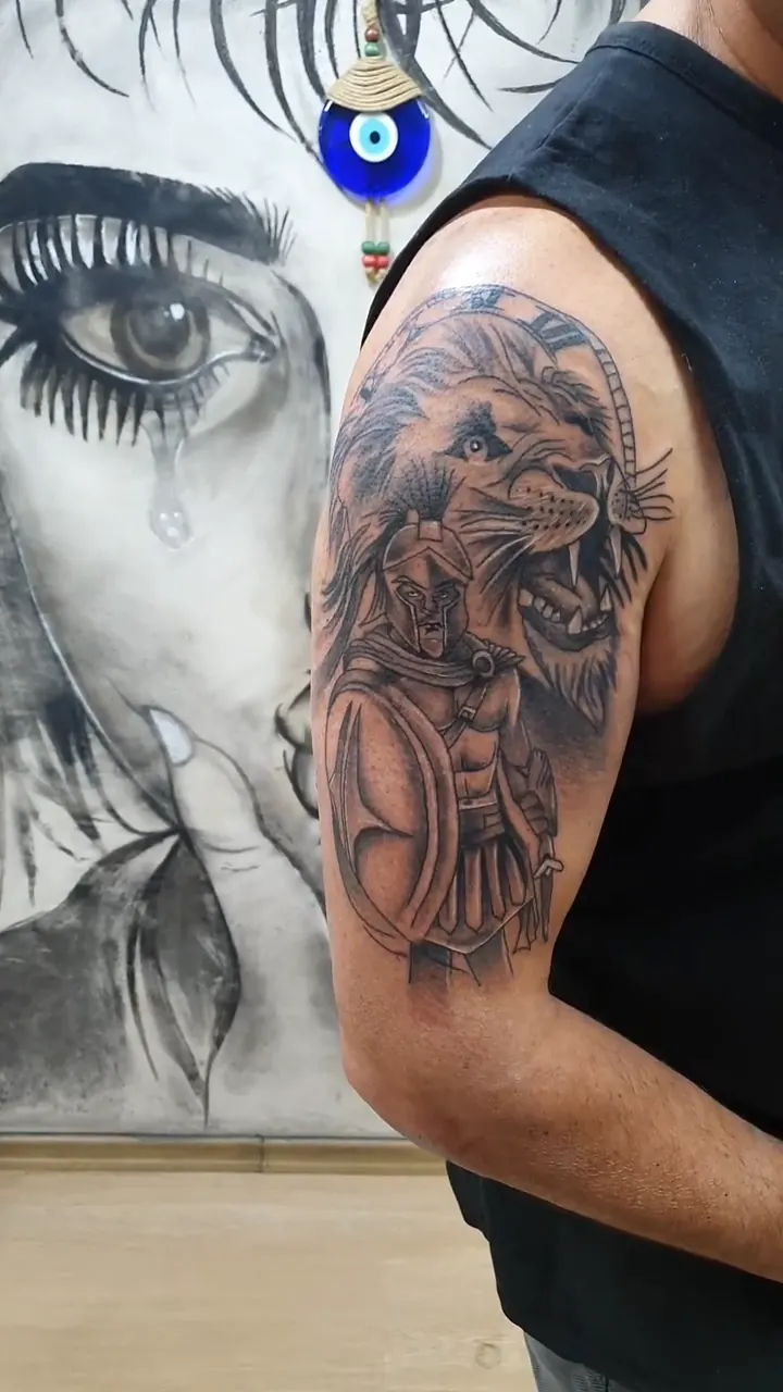 Çiyində nərildəyən aslan, saat və Spartalı döyüşçü tatusu (video) – Semih Art Tattoo, Bursa